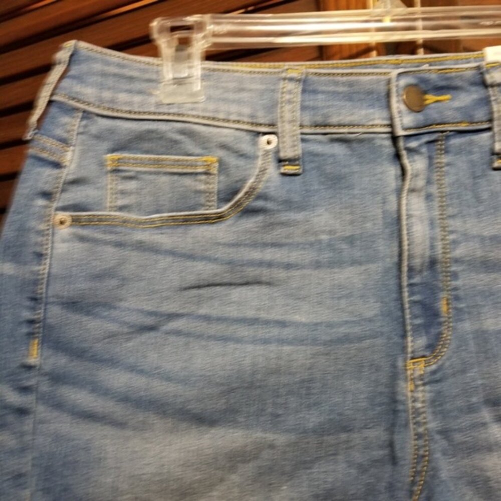 NWT Universal Thread Midi Shorts Denim Jean Shorts Frayed Hem Raw Hem Sz 12 - Picture 4 of 9